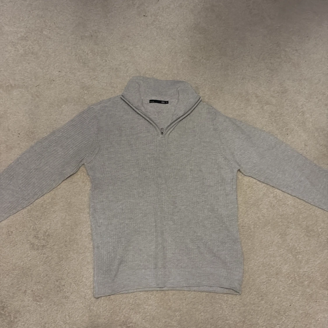 Ljusgrå stickad tröja med half zip