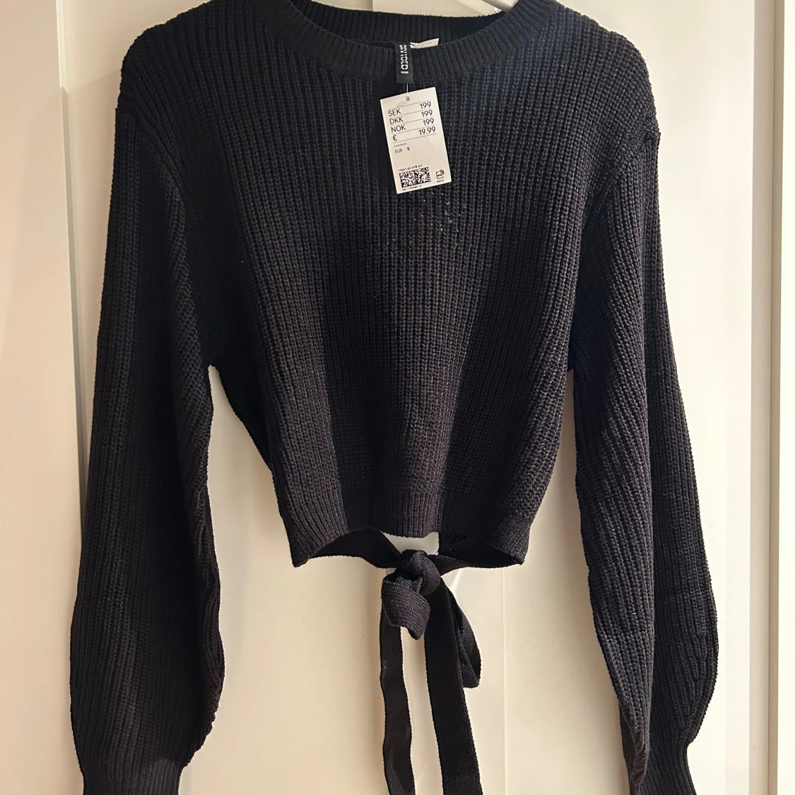 Svart stickad tröja med knyt från H&M