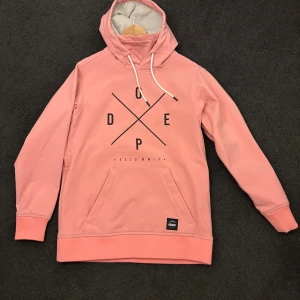 Rosa hoodie från Dope med tryck - Säljer en snygg rosa hoodie från Dope med stort svart tryck på bröstet. Hoodien är använd 2 säsonger och har inga skavanker!