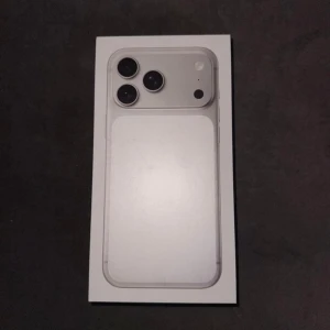 iPhone 17 pro max - Snygg och modern iPhone 14 i originalförpackning. Mobilen har en elegant vit finish och trippelkamera för fantastiska bilder. Förpackningen ser ut att vara i nyskick, perfekt för dig som vill ha en pålitlig och kraftfull smartphone.