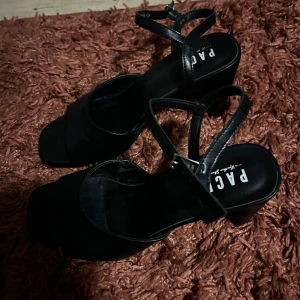 Svarta klackskor  - Svarta klackskor från Pace, endast använd 1 gång