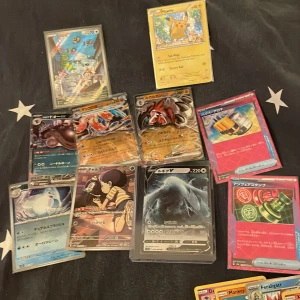 Pokémonkort - Blandad samling - 180 japanska kort 53 engelska kort 29 special kort . Bara special korten ligger på runt 550-600kr säljer allting tillsammans.  nästan alla kort förutom 5 är i helt nytt skick.  Stor samling Pokémonkort med både japanska och engelska kort, inklusive flera holografiska och V-kort. Perfekt för dig som vill bygga din egen lek eller utöka din samling. Färgglada motiv och många olika Pokémon gör detta till ett måste för fans och samlare!