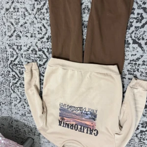 Bruna mjukisbyxor med slim passform - Snygga bruna mjukisbyxor i mjukt bomullsmaterial med slim passform. Perfekta för chill dagar och har en enkel, stilren look utan synliga detaljer som knappar eller dragkedja. Passar dig som gillar bekväma och enkla byxor.