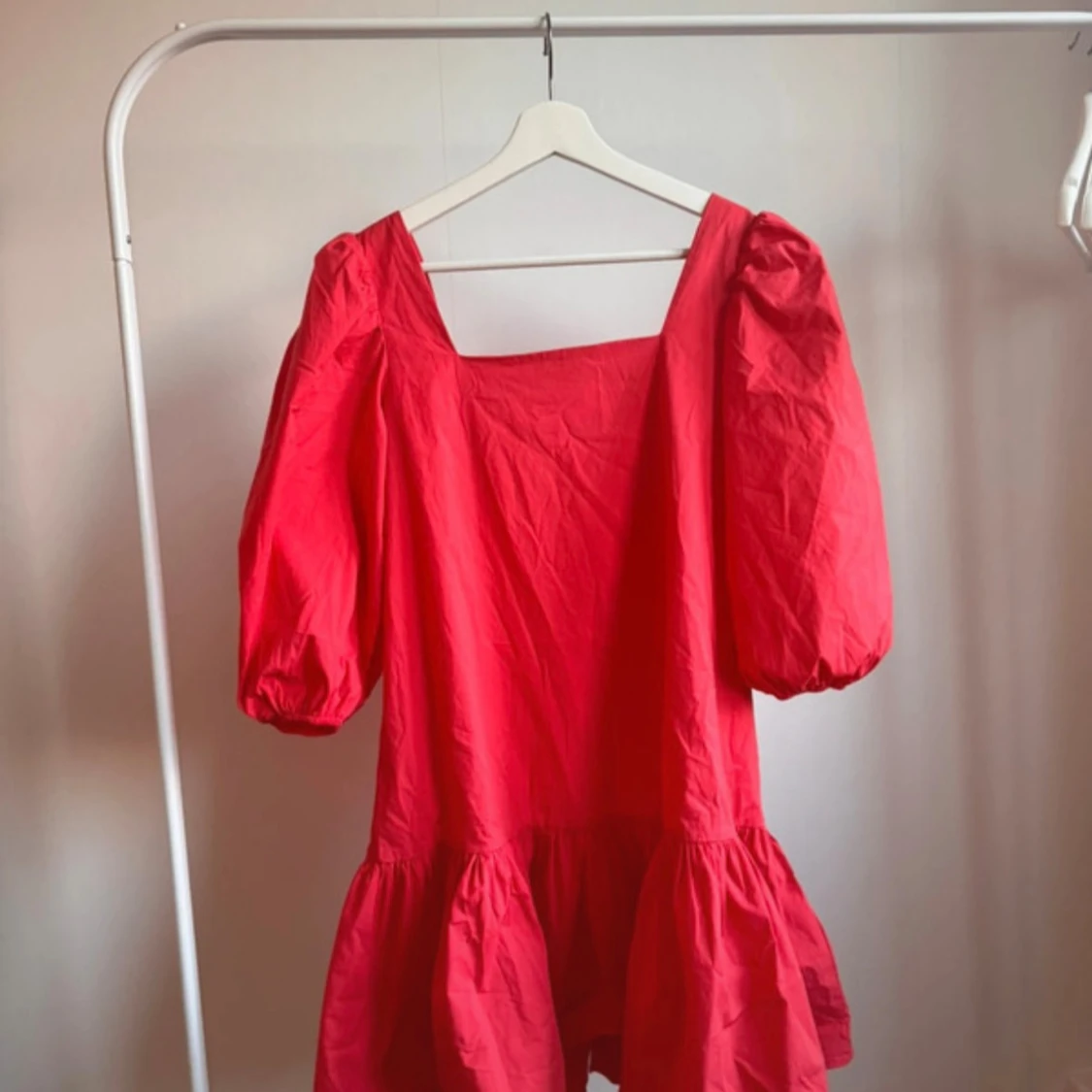 Röd klänning med puffärm