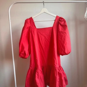 Röd klänning med puffärm - Röd klänning med puffärm från Glamorous. Storlek S. Använd fåtal gånger, är i mycket bra skick.