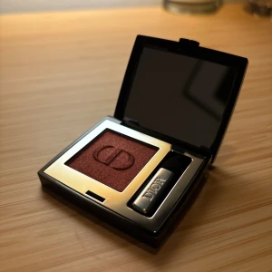 Dior ögonskugga  - Säljer denna ögonskugga från Dior i färgen Redeood Tartan🥰Sååå fint pigment i Diors ögonskuggor, men just denna färg kom aldrig till användning och är då i nyskick. Nypris 450kr. Skriv vid frågor☺️
