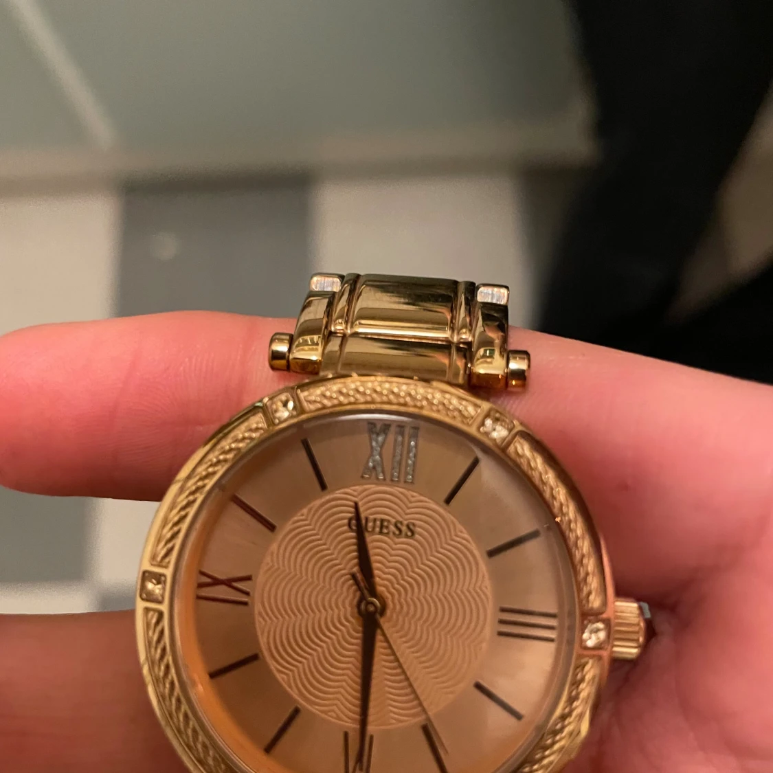 Guldig klocka från Guess med länkarmband - 3