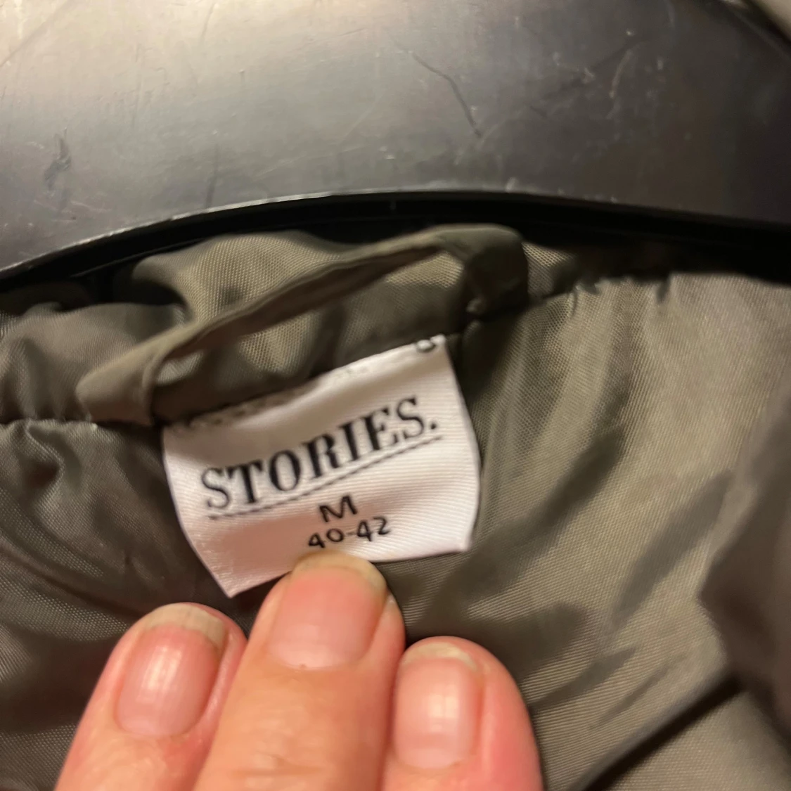 Olivgrön lång dunväst från Stories - 3