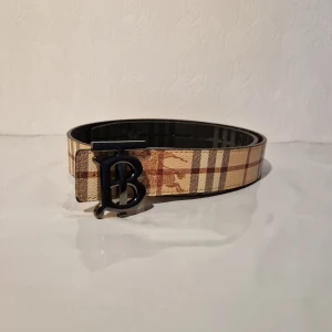 Bälte 115 cm vändbart - Snyggt bälte 115 cm vändbart med svart baksida.