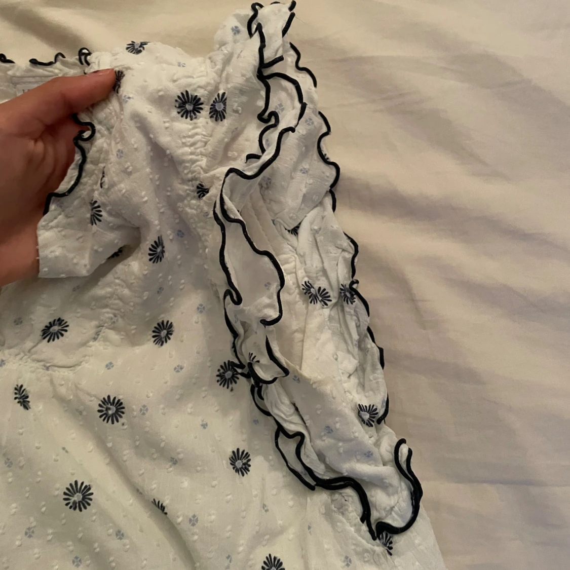 Vit blus med små blå blommor & puffärmar – Lindex - 1