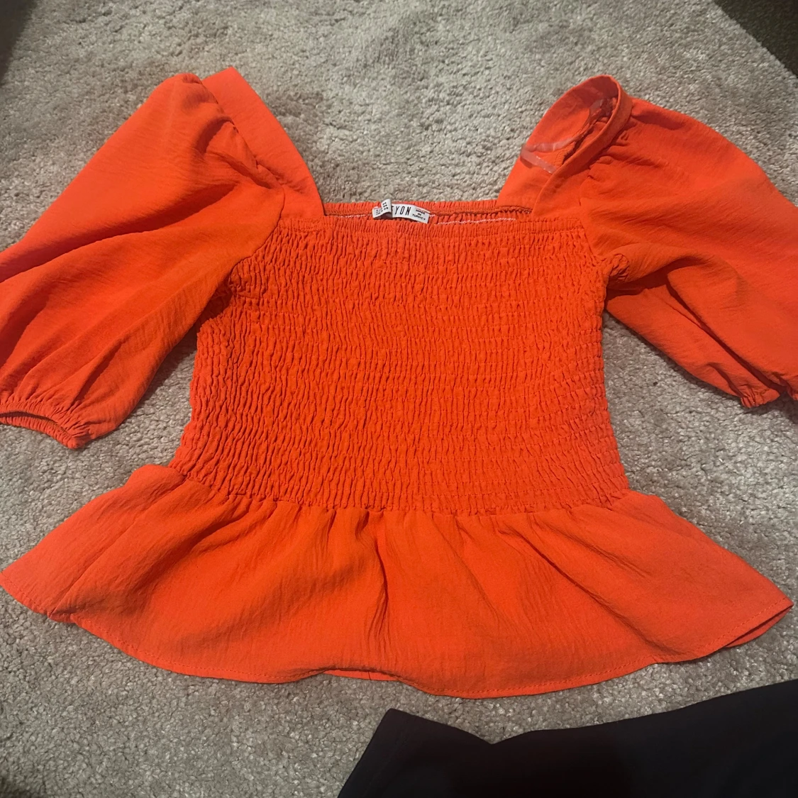 Orange blus med puffärmar från NLYON - 1