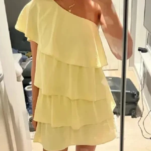 Gul klänning Zara - Populär klänning från Zara