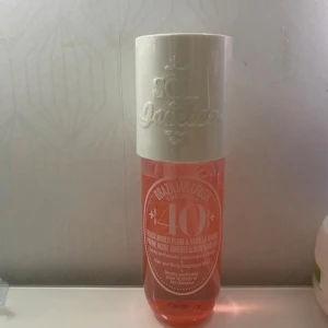 Hell ny Sol de Janeiro Brazilian Crush Cheirosa '40' (priset kan diskuteras vid snabb affär) - Säljer hell ny Sol de Janeiro Brazilian Crush Cheirosa '40' doft. Säljs pågrund av inte mitt parfym smak. Priset kan diskuteras vid snabb affär.  Kolla gärna mina andra auktioner med massa smink, hudvård, kläder och massa annat.