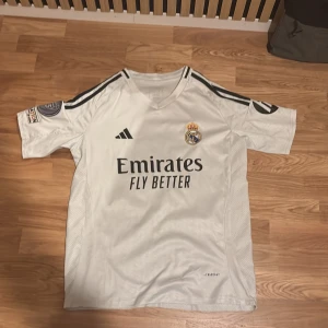 Real Madrid tröja ”Bellingham” - Ganska ny real Madrid tröja med Bellingham på ryggen. Den har äktehetsstämpel och championsleague märke på. Pris går att diskutera