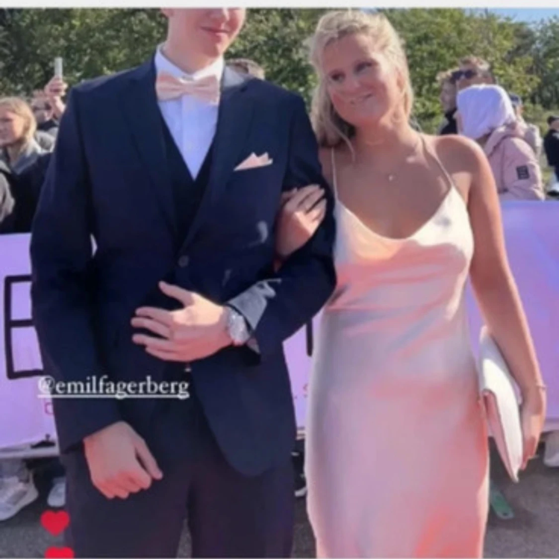 Champagnefärgad långklänning i satin - 1