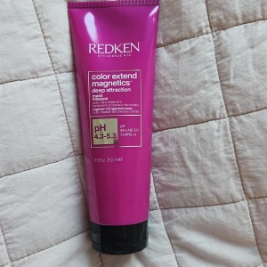 Redken Color Extend Magnetics Mask - Oöppnad! Redken Color Extend Magnetics Deep Attraction Mask är en hårinpackning för färgat hår. Kommer i en tub på 250 ml. Formulan är pH-balanserad (4.3-5.3) och hjälper till att skydda och vårda färgbehandlat hår.
