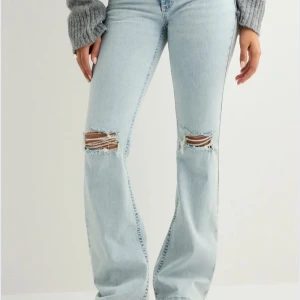 Ljusblå jeans  - Snygga ljusblå jeans från Nelly, nästan oanvända! De är uppsydda men jag kan ta bort det om man vill.