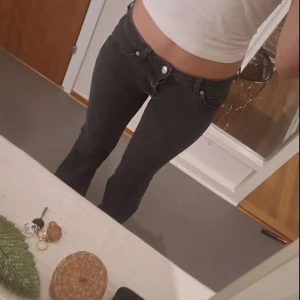 H&M low waist jeans  - Svarta jeans från H&M, low waist och bootcut, innerbenslängd 76, midjemått 36