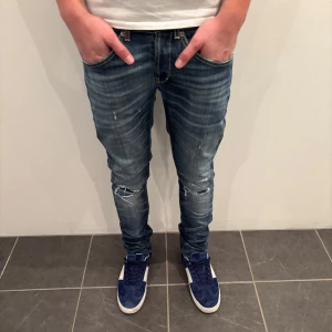 Dondup Jeans George  - Dondup Jeans George! Trendigaste jeansen på marknaden.  Skick= 9,5/10 Ny pris= 4000 kr Säljs för= 999 kr (Modellen är destroyed från fabrik vilket är väldigt populärt)