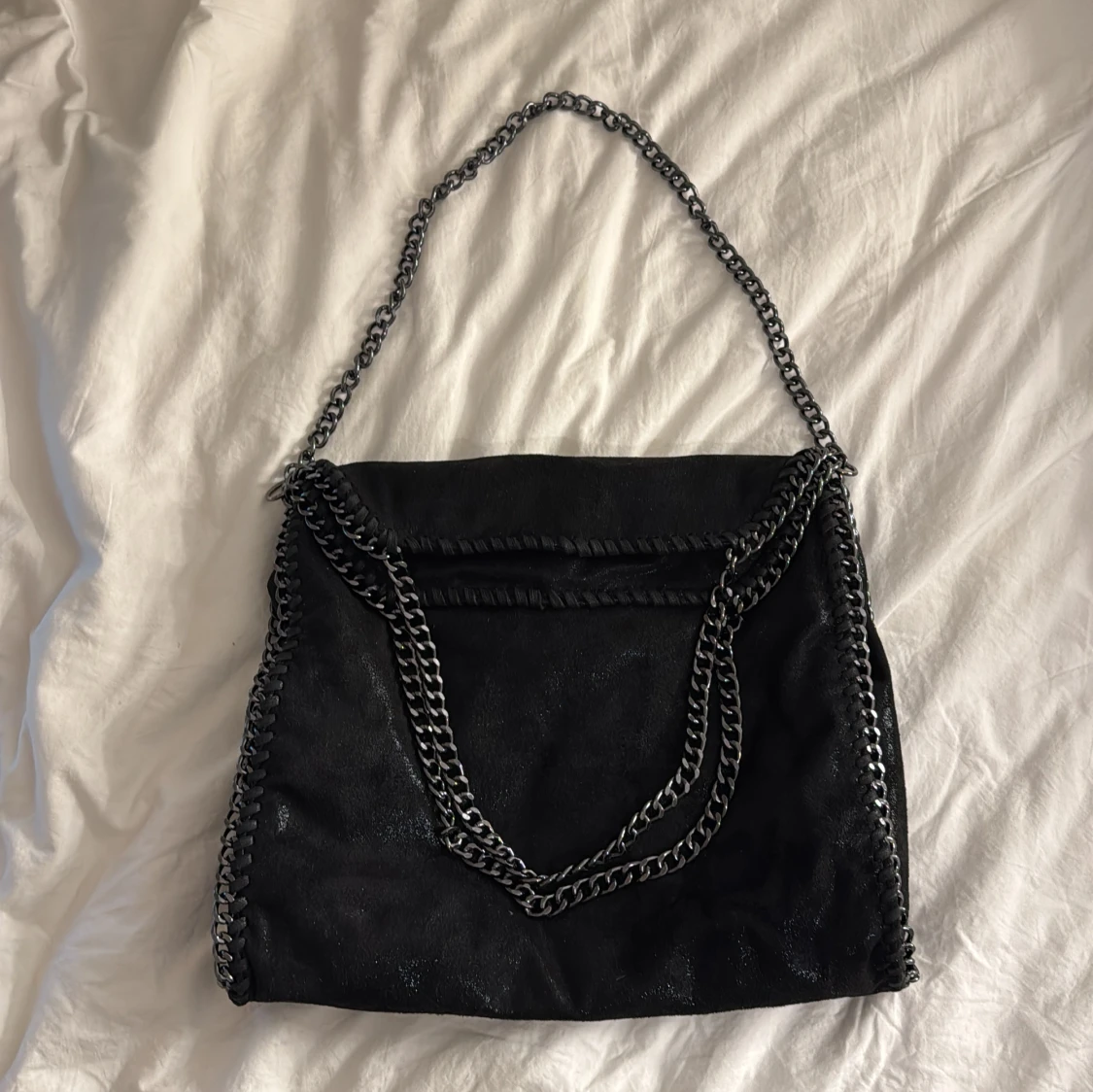 Svart axelväska med kedjedetaljer - 1