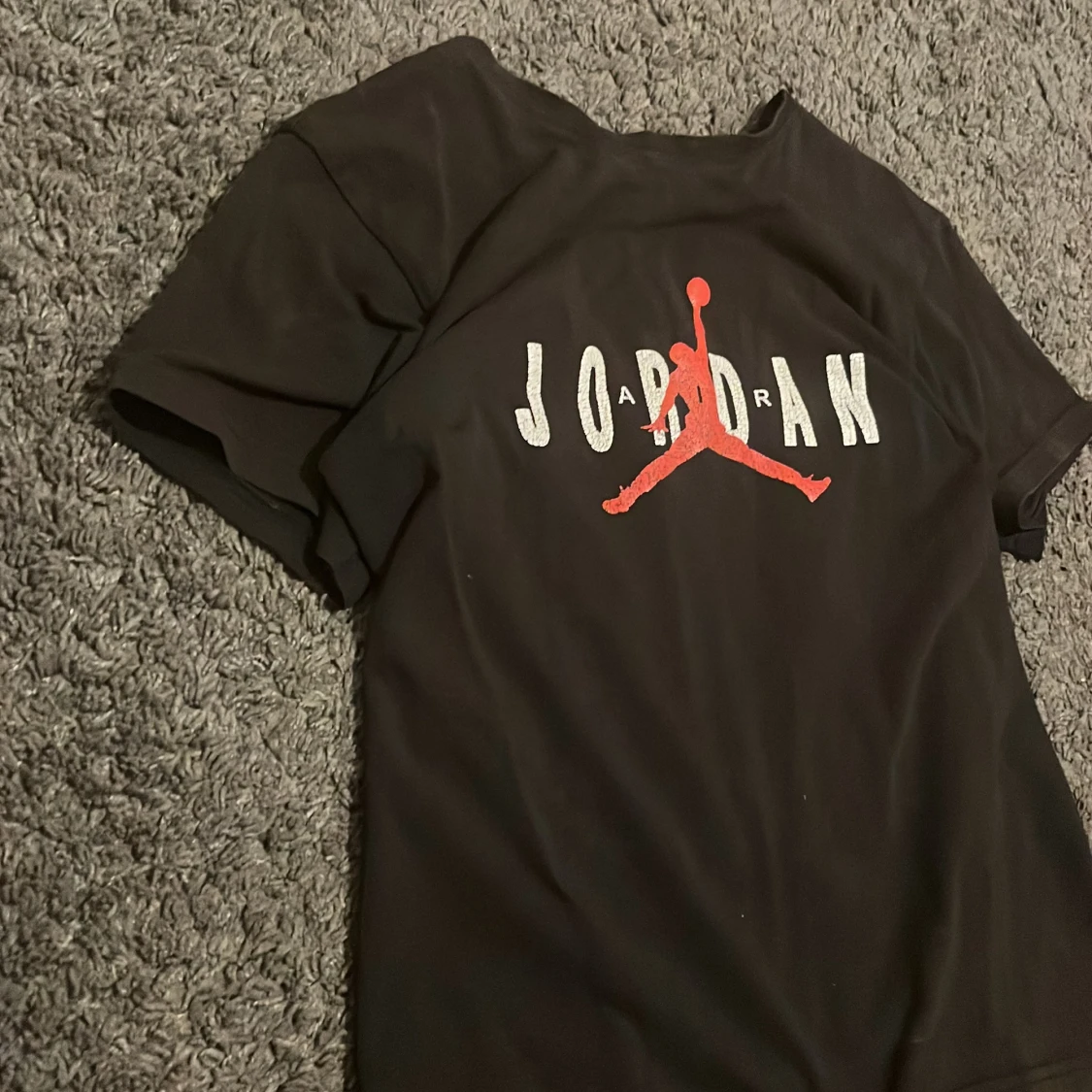 Svart Jordan t-shirt med röd logga - 3