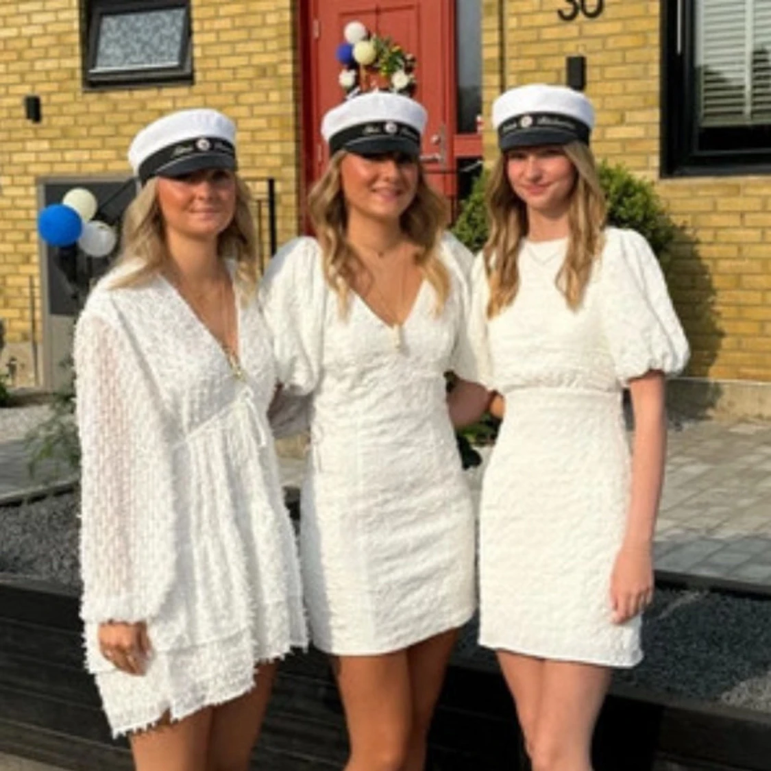 Vit kort studentklänning 