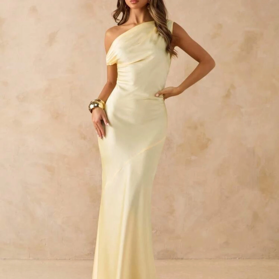 Ljusgul långklänning offshoulder