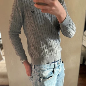 Grå kabelstickad tröja Hampton Republic - Säljer en grå kabelstickad tröja från Hampton republic. Passar modellen som i vanliga fall har S. Det är bara att skriva om ni undrar ngt. Är öppen för prisförslag som alltid.