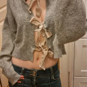 Gosig kofta med rosetter  - I mycket fint skick!