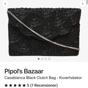 Pipol's Bazaar väska i svart - Snygg svart kuvertväska från Pipol's Bazaar med pärlade vågmönster och en silverfärgad kedja som går att justera. Köpt för 599kr men säljer för 295☺️