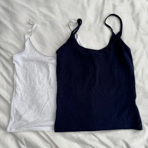 2-pack linnetoppar  - 2 st linnen från Gina Tricot, 1 vitt och 1 mörkblått. Om du bara är intresserad av 1 finns de också uppe på min Plick! Linnen i mjuk trikå med figurnära passform. Aldrig använda, båda är i storlek M. Fraktar inom 24h!