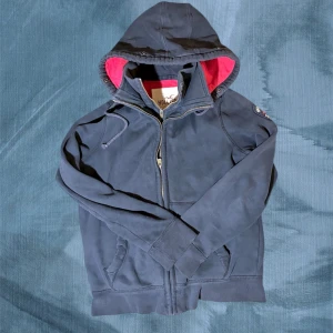 Mörkblå hoodie från Hollister  - INTRESSEKOLL! Denna asfeta hoodien från Hollister kan komma att säljas om efterfrågan finns! Skriv vid intresse eller likea annonsen :)