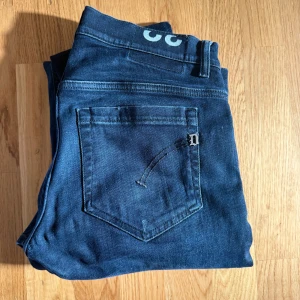 Dondup jeans  - Dondup jeans. Modell: George. Storlek: 32. Jätte fint skick!! Ord.pris: 3199kr