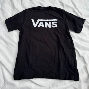 Vans t-shirt  - Svart T-shirt från Vans med korta ärmar i storlek M (10-12 år). Fraktar inom 24h!