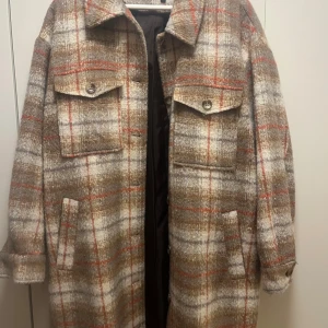 Skjortjacka från Kappahl - Skjortjacka från Kappahl – stl L Säljer en snygg skjortjacka från Kappahl i storlek L. Använd endast två gånger, i mycket fint skick – som ny! Säljes på grund av fel storlek.