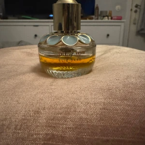 Girl of Now parfym - Girl of Now från Elie Saab super god doft bara ingen jag sträcker mig för, ursprungligen 30 ml skulle säga runt 20 ml kvar