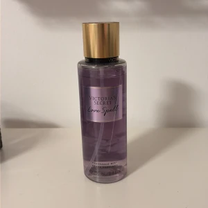 Love Spell Fragrance Mist 250ml - Populär body mist från Victoria's Secret i doften Love Spell. Perfekt för dig som vill fräscha upp dig snabbt. Flaskan innehåller 250 ml men eftersom den är lite använd säger jag ca 230 ml 💕