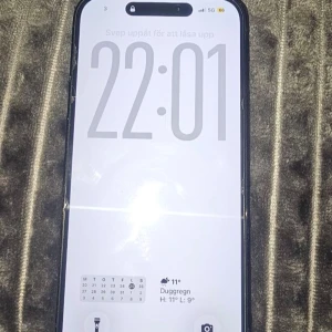 iPhone 14 Pro - Hej!  Säljer min iPhone 14 Pro  .Som ni ser är kameran skadad på baksidan vilket går att fixa om man vill. Är lite ”fläckig” men inget man lägger märke till så mycket . Har lagt in en bild hur det kan se ut bild 5  . Har skydd på framsidan av telefonen som man kan ta av 😊  Har lådan och sladden som tillhör telefonen som medföljer…