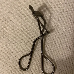 Shiseido ögonfransböjare - Säljer min shiseido ögonfransböjare. Har använt ett par gånger men den är i ny skick. OBS gummi kommer inte med. Säljer den eftersom jag har mer runda ögon och då funkar inte denna på de sättet jag vill. Perfekt för att ge dina fransar en vacker böj och lyft. Köpt på Kicks, ordinarie pris 485.