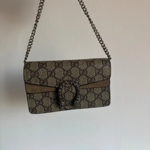 Axelväska - Säljer denna väska som jag fick i present. Skriv för mer information!