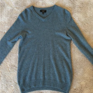 Blå v-ringad kashmirtröja Club Room - Diskuterbart pris 