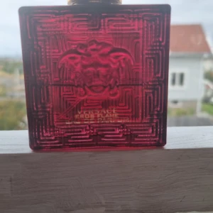Versace Eros Flame parfym - Versace Eros Flame i en snygg röd flaska. Perfekt för dig som vill sticka ut med en ikonisk design från ett av världens mest kända modehus.