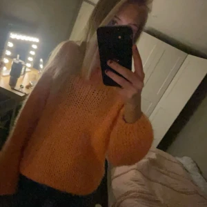 Stickad tröja!!🧡🍂 - Perfekta tröjan nu till hösten! Så varm och gosig och så gott som ny inga stora täcken på användning alls. Pris kan absolut diskuteras💓 (dem två sista bilderna är lånade från föra ägaren)
