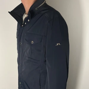 J.Lindeberg field jacket  - Säljer en riktigt snygg och trendig J.Linderberg field jacket i fint skick, storlek L, vid frågor är det bara att skriva //Gramenti