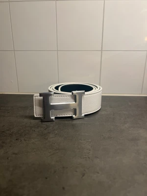 H bälte - 10/10 skick, skriv för mer funderingar!