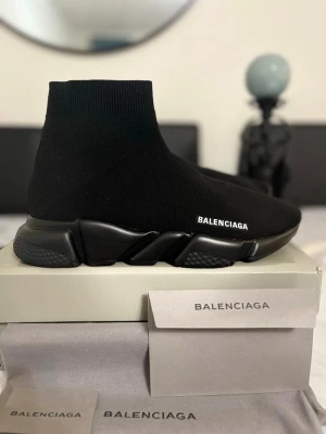 Balenciaga Speed Trainer sneakers svart - Säljer ett par svarta Balenciaga Speed Trainer sneakers med stickad ovandel och chunky sula. Skorna har en strumpliknande passform och Balenciaga-logga på sidan. Supersnygga och trendiga, perfekta till streetwear. Kommer med originalkartong och dustbag.