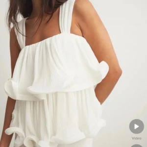 Nakd volangblus - Slutsåld vit otrolig volangblus från nakds kollektion med Lojsan Wallin. I nyskick. 