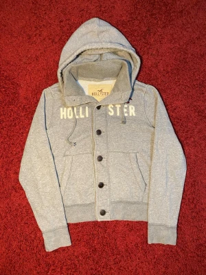 Hollister huvtröja  - Hollister hoodie i storlek XL. Mått: axelbredd - 46 cm, armhåla till armhåla - 56, längd - 61 cm. Skriv för fler bilder och frågor!
