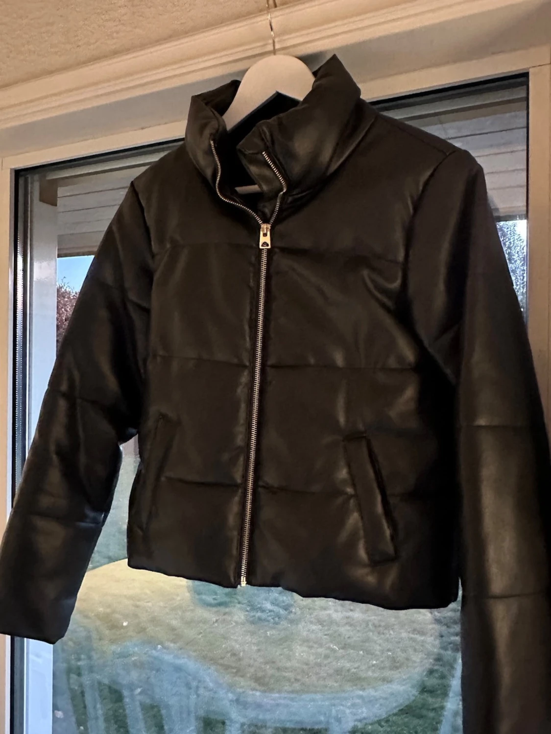 Svart pufferjacka i skinnimitation - 3