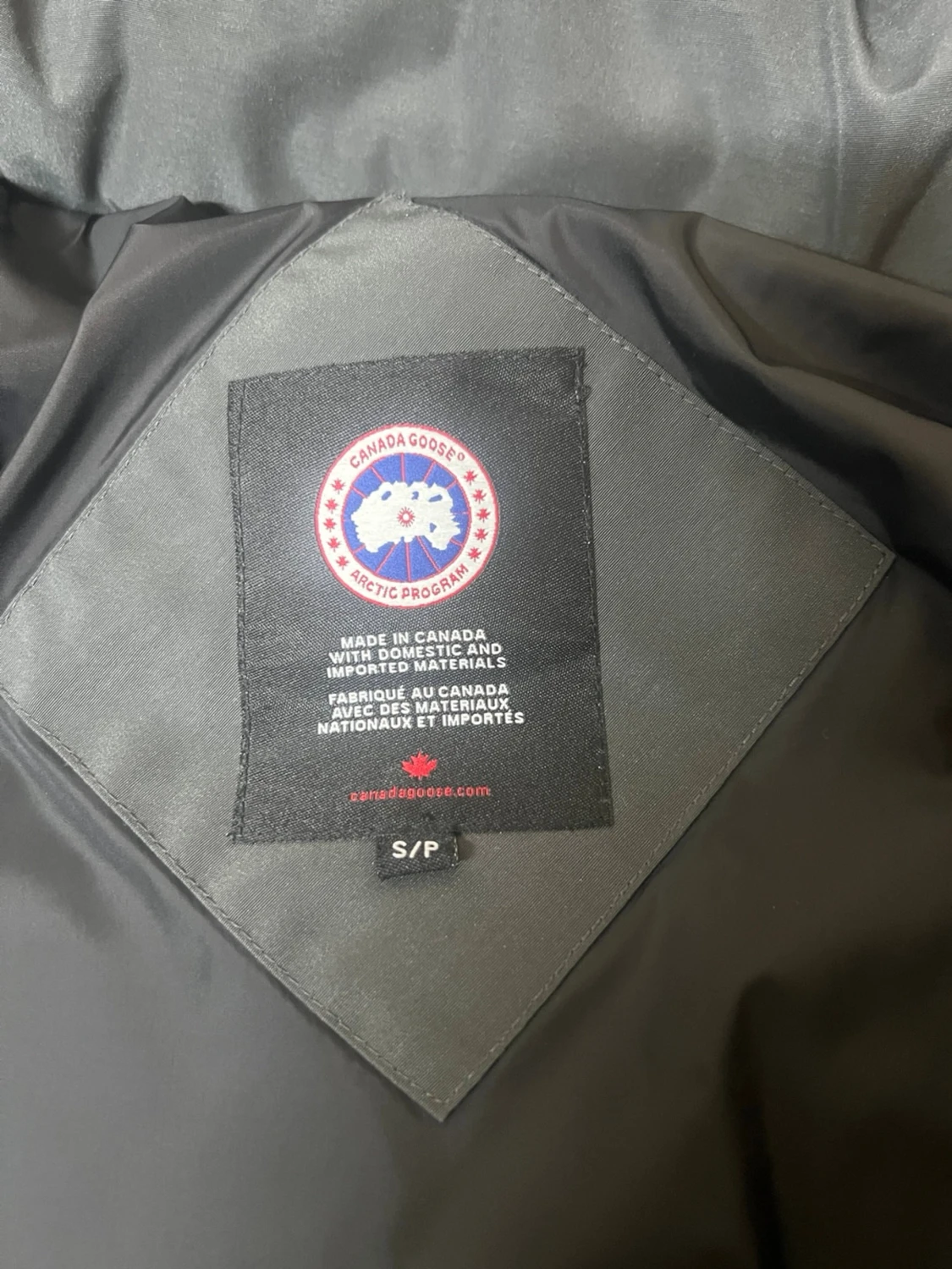 Mörkgrå pufferjacka från Canada Goose - 2